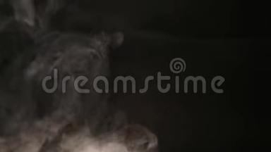 大气烟雾雾效应。 VFX元素. 雾霾背景。 抽象烟雾云。 黑色背景下缓慢运动的烟雾。 白色